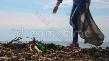 一名年轻<strong>妇女</strong>自愿清理海岸地区的碎片。 环境<strong>保护</strong>与责任.. 生态与地球日